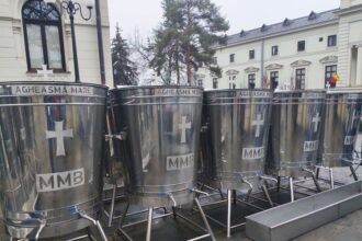 peste o mie de persoane au participat la slujba de boboteaza de la catedrala mitropolitana din iasi video 695d2614754bf