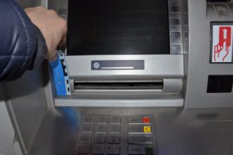 politistii din botosani cauta o persoana care a scos 15 000 de lei dintr un bancomat si i a uitat acolo 696e0291f0c7f