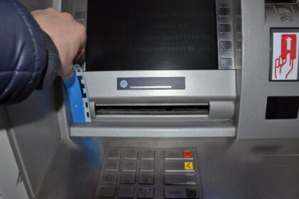 politistii din botosani cauta o persoana care a scos 15 000 de lei dintr un bancomat si i a uitat acolo 696e0291f0c7f