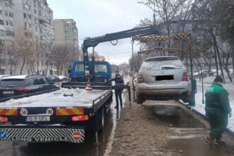 primaria iasi a ridicat un mercedes abandonat si l a dus la casat masina uitata de proprietar pe soseaua moara de foc foto 6960dcfac4077
