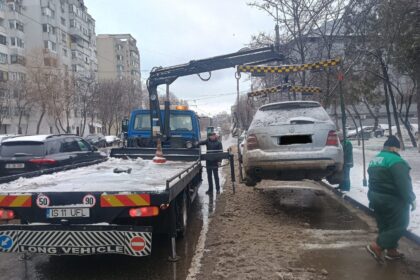 primaria iasi a ridicat un mercedes abandonat si l a dus la casat masina uitata de proprietar pe soseaua moara de foc foto 6960dcfac4077