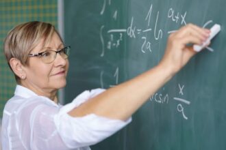 profesoarele titulare pot ramane la catedra pana la 65 de ani listele pentru mentinere in activitate si pensionare intocmite in ianuarie 2026 696456e8b9c10