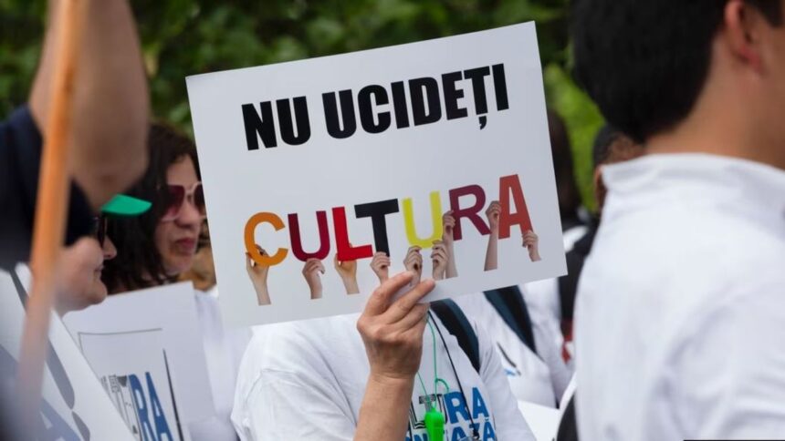 protest azi la palatul culturii chiar de ziua nationala a culturii angajatii reclama subfinantarea si taierile salariale vizitele nu sunt afectate 6968406f143a3