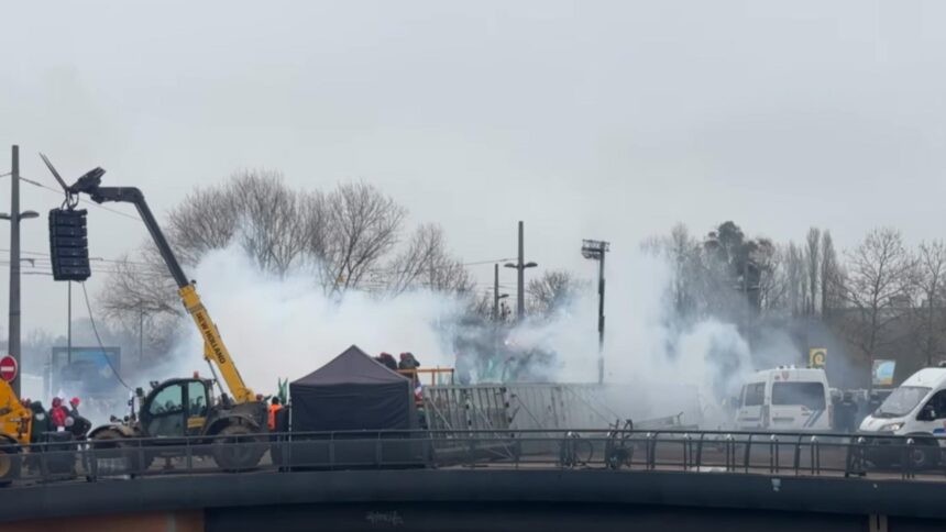 protest de amploare in fata parlamentului european de la strasbourg fermierii sunt alungati cu gaze lacrimogene video 696f9a3d4d4c5