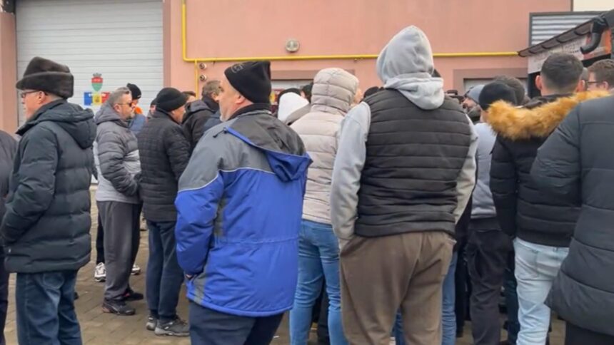 protest la salcea dupa cresterea impozitelor oamenii au venit sa plateasca mai devreme ca sa beneficieze de bonificatie dar au ramas socati de noile sume video 695b8038373e0