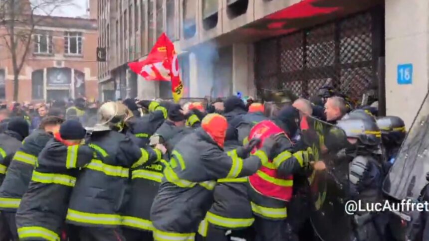 proteste violente in franta pompierii au iesit in strada imagini socante video 697c65a88ad6a