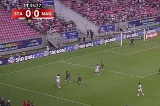 regula depay a fost aplicata un jucator a primit un cartonas galben pentru ca a urcat cu ambele picioare pe minge 6978e8dcb8f93