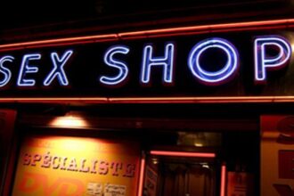 revelion incendiar la suceava a incercat sa jefuiasca un sex shop folosind un topor 69569afab7334