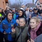revolta in comuna unde s ar fi mutat suspectul de 13 ani al crimei din cenei protestatarii i au gasit tatal ascuns in pod video 6976acf69beba 1
