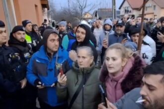 revolta in comuna unde s ar fi mutat suspectul de 13 ani al crimei din cenei protestatarii i au gasit tatal ascuns in pod video 6976acf69beba 1