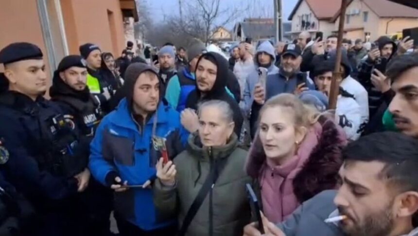 revolta in comuna unde s ar fi mutat suspectul de 13 ani al crimei din cenei protestatarii i au gasit tatal ascuns in pod video 6976acf69beba 1
