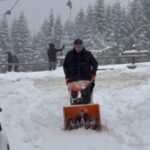 rezistul de la aparare s a filmat in timp ce dadea la zapada internautii l au apostrofat norocosul are casa la ranca video 695aab9a1a338