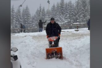 rezistul de la aparare s a filmat in timp ce dadea la zapada internautii l au apostrofat norocosul are casa la ranca video 695aab9a1a338
