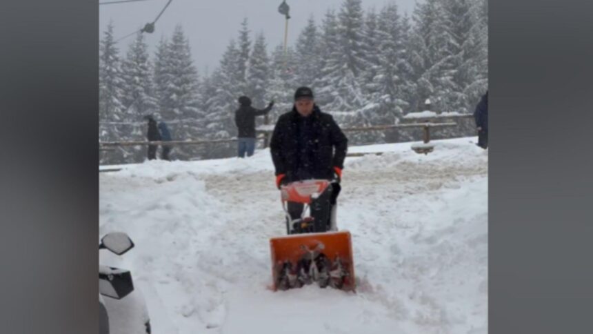 rezistul de la aparare s a filmat in timp ce dadea la zapada internautii l au apostrofat norocosul are casa la ranca video 695aab9a1a338