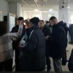 romanii au luat cu asalt ghiseele ca sa beneficieze de bonificatia de 10 pentru taxele si impozitele marite video 695b7d173fcbe