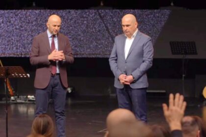 rugaciune pentru ilie bolojan cu premierul pe scena la o biserica baptista din oradea credinciosii pusi sa se ridice in picioare foto video 6964154d3c38b