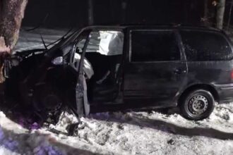 sapte persoane au fost ranite dupa ce masina in care se aflau a lovit un copac in botosani 69790d30a6e9a