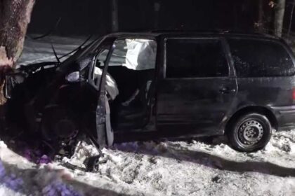 sapte persoane au fost ranite dupa ce masina in care se aflau a lovit un copac in botosani 69790d30a6e9a