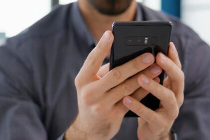 scandal intr o tara europeana dupa ce autoritatile au primit unda verde pentru confiscarea telefoanelor la granita un nou atac asupra drepturilor omului 695e358c74bd1