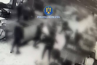 scandal si bataie intr un mall din pitesti 11 tineri retinuti dupa o incaierare violenta video 696a0e11a2012