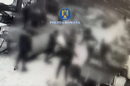 scandal si bataie intr un mall din pitesti 11 tineri retinuti dupa o incaierare violenta video 696a0e11a2012