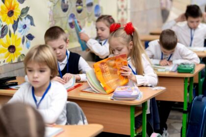 scolile din rusia reintroduc nota la purtare care include obedienta si conformare ideologica 69734b19cf558