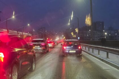 se merge bara la bara prin tot orasul a inceput scoala dar sunt si ninsori puternice 695f453f65150