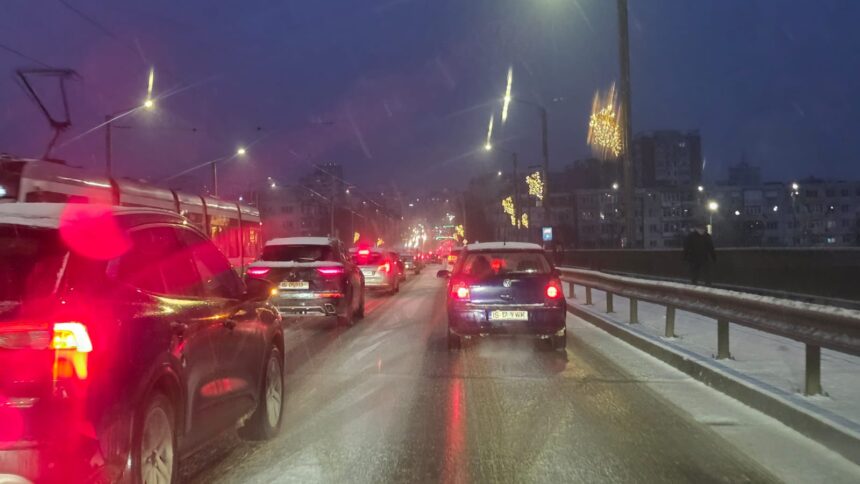 se merge bara la bara prin tot orasul a inceput scoala dar sunt si ninsori puternice 695f453f65150