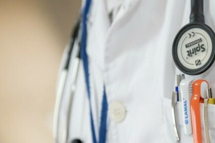 situatie scandaloasa chiar sub ochii ministrului sanatatii la un spital din iasi medici care refuza sa efectueze garzi dar opereaza in clinici private 695f43c3bcb8d