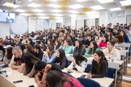 studentii ieseni revin azi la facultate sesiunea de iarna bate la usa 695f106e482e5