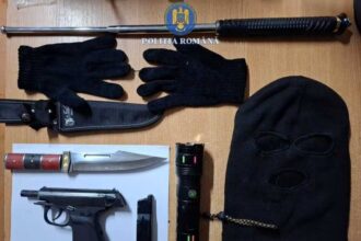 tanar de 18 ani prins de politistii botosaneni pe strada cu cagula pe fata si un pistol in mana 6957aaac1fff5