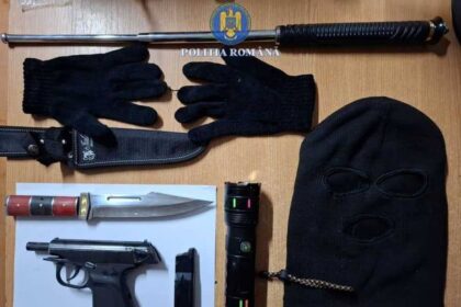 tanar de 18 ani prins de politistii botosaneni pe strada cu cagula pe fata si un pistol in mana 6957aaac1fff5