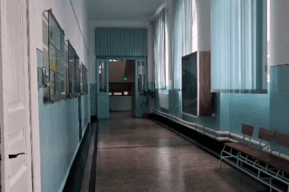 tanar de 19 ani retinut dupa ce a intrat intr un liceu din gaesti si a lovit cu bata un elev pana l a bagat in spital video 69698171c304e