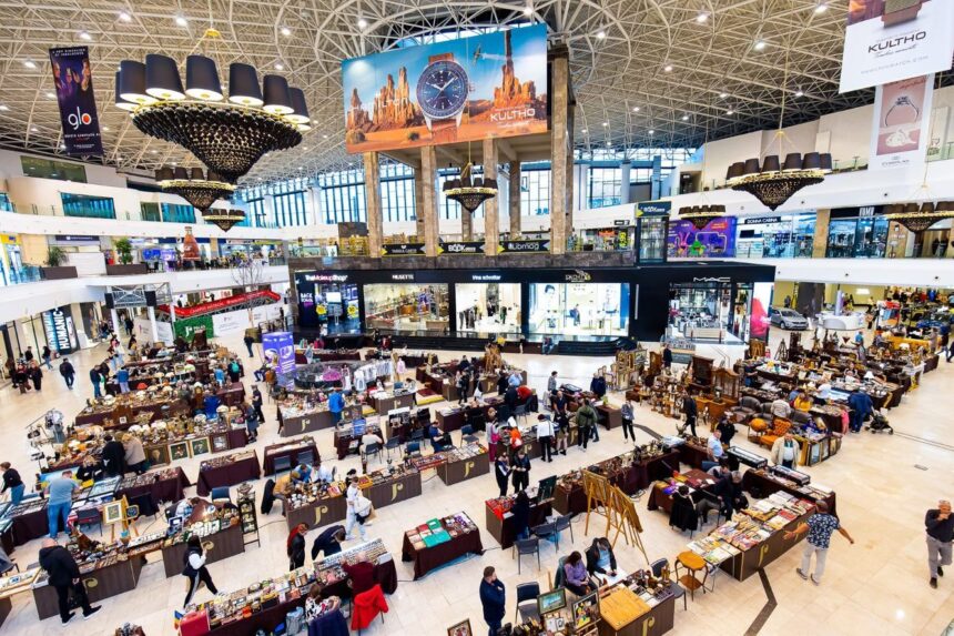 targul de arta si antichitati revine la palas in acest weekend cu obiecte de colectie piese de arta si mobilier unicat 697271b5e65df