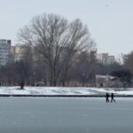 tot mai multi romani ignora avertizarile si se aventureaza pe lacuri inghetate chiar si dupa accidentul grav de la craiova video 696e019a3e510