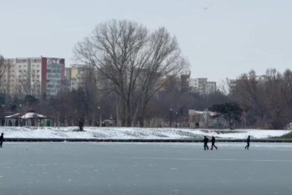 tot mai multi romani ignora avertizarile si se aventureaza pe lacuri inghetate chiar si dupa accidentul grav de la craiova video 696e019a3e510