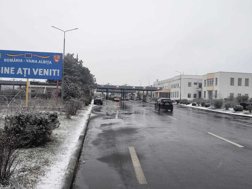 trafic intens la frontiera de est a romaniei in special pe sensul de intrare in tara aproximativ 15 000 de persoane au intrat in tara in ultimele 48 de ore pe la albita 695bb7caed1c3