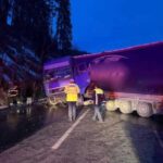trafic oprit pe dn 17 in judetul suceava un tir a ramas blocat de a latul soselei 6971015020512