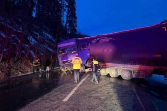 trafic oprit pe dn 17 in judetul suceava un tir a ramas blocat de a latul soselei 6971015020512