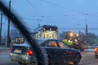 tramvai deraiat in rondul podul de piatra circulatia dinspre dacia este blocata foto 695f4fbd83bdd