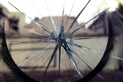 trei persoane retinute dupa ce au intrat intr o curte si au spart geamurile unei familii 695d3735602f6