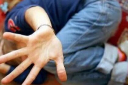 un adolescent a ajuns la spital dupa ce a fost batut pana s a prabusit chiar in fata unui mall din cluj video 697d29c5ea675