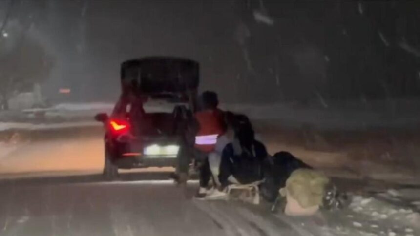 un adolescent de 17 ani a murit dupa ce sania trasa de o masina a lovit un cap de pod foto 696ab619a3df1