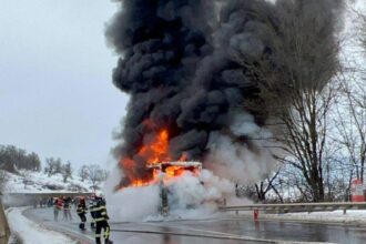 un autocar cu aproape 50 de pasageri a luat foc pe o sosea din mures oamenii s au evacuat la timp video 696251cb341ec