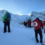 un barbat a lovit un salvamontist din brasov suparat ca nu a fost ajutat sa gaseasca telefonul sotiei cazut in zapada 696cf05675660