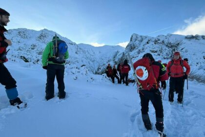 un barbat a lovit un salvamontist din brasov suparat ca nu a fost ajutat sa gaseasca telefonul sotiei cazut in zapada 696cf05675660
