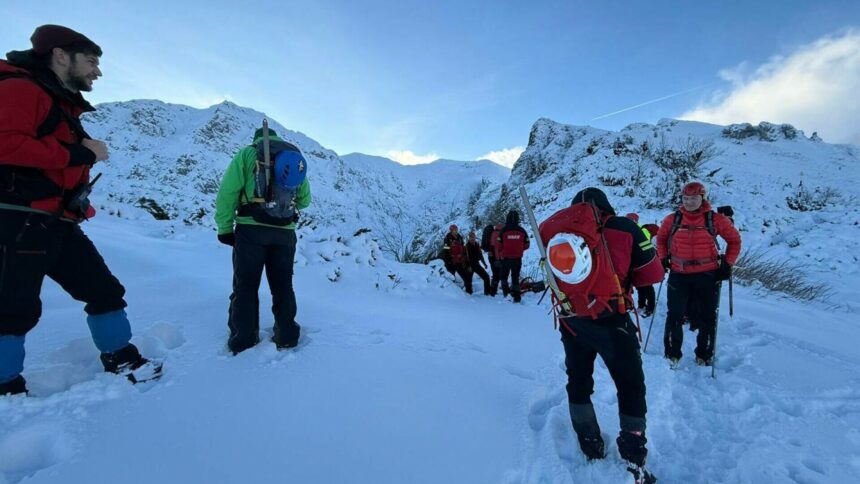 un barbat a lovit un salvamontist din brasov suparat ca nu a fost ajutat sa gaseasca telefonul sotiei cazut in zapada 696cf05675660