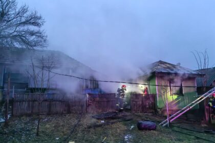 un barbat cu probleme locomotorii salvat din flacari de catre vecini 695d262d2241e