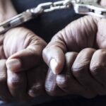 un barbat din bocsa a muscat de maini si de picioare trei politisti chemati la o interventie prin 112 individul a fost retinut pentru ultraj 69611d5eb663e