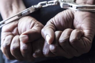 un barbat din bocsa a muscat de maini si de picioare trei politisti chemati la o interventie prin 112 individul a fost retinut pentru ultraj 69611d5eb663e